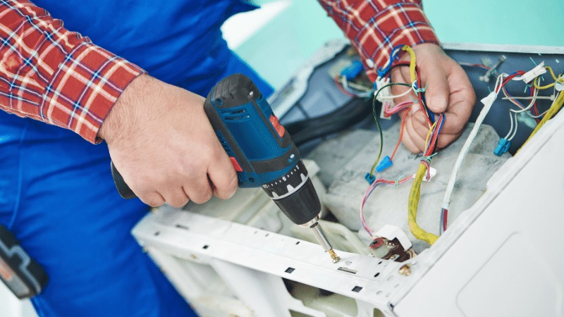 Karşıyaka Eminçelik Eminçelik çamaşır makinesi kart tamiri – Su almama arızası orijinal parça ile giderildi. - Teknik servis örneği